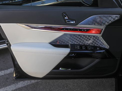 Used 2025 BMW 750e xDrive w/ Premium Package image 17