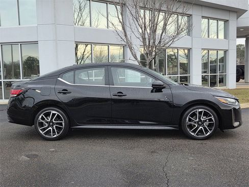 Used 2025 Nissan Sentra SR w/ SR Premium Package image 2