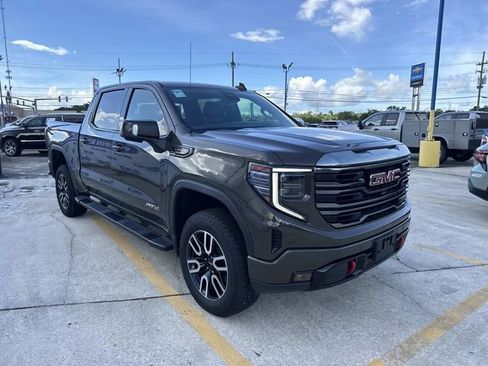 Used 2023 GMC Sierra 1500 AT4 w/ Technology Package AWD/4WD image 5