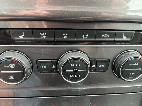 Used 2016 Volkswagen e-Golf SE w/ DC Fast Charging Package image 12