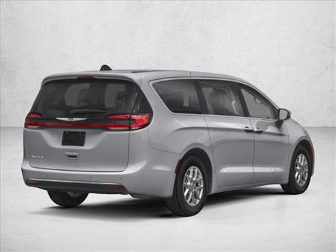 Used 2024 Chrysler Pacifica Touring-L image 2