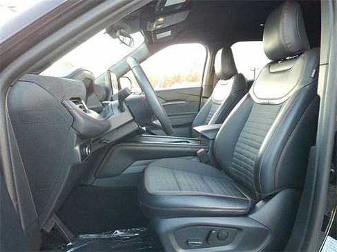 Used 2025 Ford Explorer ST-Line w/ ST-Line Street Pack image 13