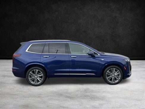 Used 2025 Cadillac XT6 Premium Luxury FWD image 3
