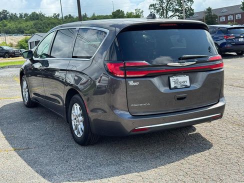 Used 2023 Chrysler Pacifica Touring-L FWD image 7