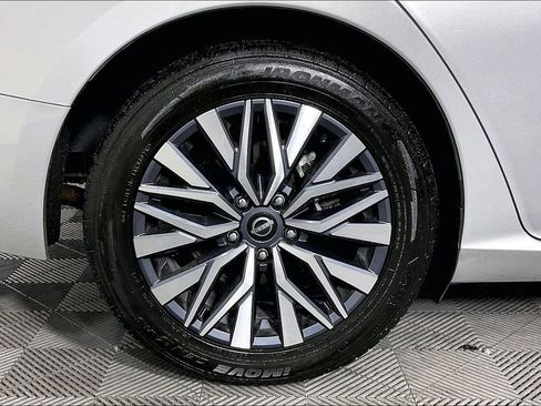 Used 2024 Nissan Altima 2.5 SV FWD image 11