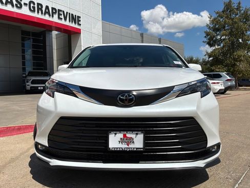 Used 2026 Toyota Sienna XLE FWD image 3