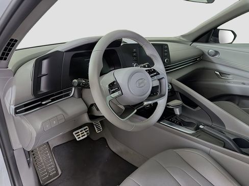 Used 2025 Hyundai Elantra Sport image 11