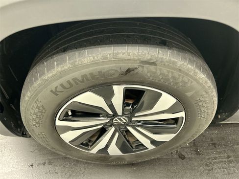 Certified 2024 Volkswagen Atlas SE image 11