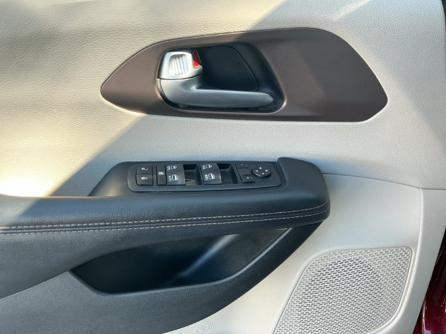 Used 2017 Chrysler Pacifica Touring-L Plus w/ Advanced Safetytec Group FWD image 8