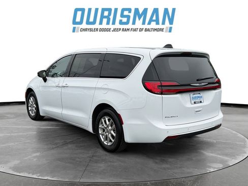 Used 2024 Chrysler Pacifica Touring FWD image 4