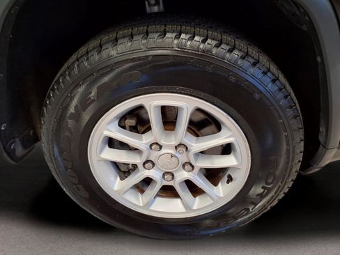 Used 2019 Jeep Grand Cherokee Laredo RWD image 8