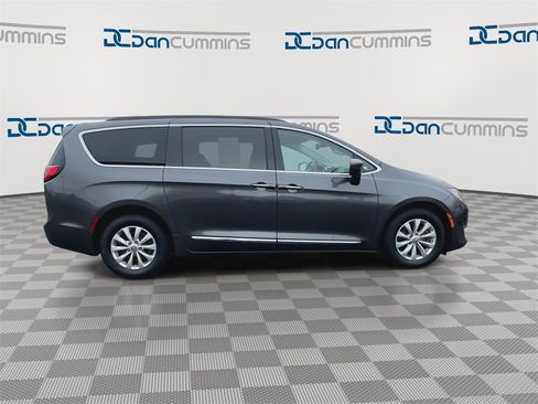 Used 2017 Chrysler Pacifica Touring-L image 9