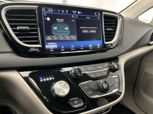 Used 2024 Chrysler Pacifica Touring-L image 11