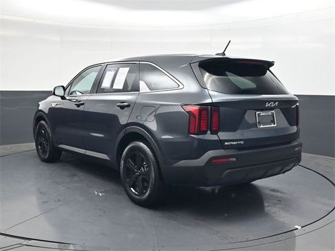 Used 2023 Kia Sorento LX image 6