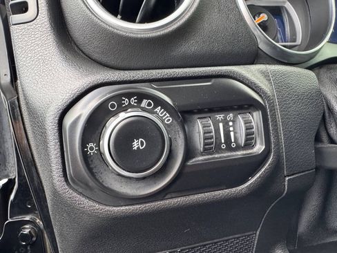 Used 2021 Jeep Wrangler Unlimited Sahara w/ Uconnect 4C Nav & Sound Group AWD/4WD image 15