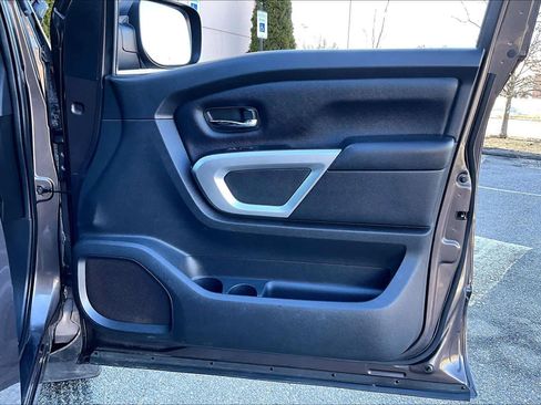 Used 2018 Nissan Titan SV image 23