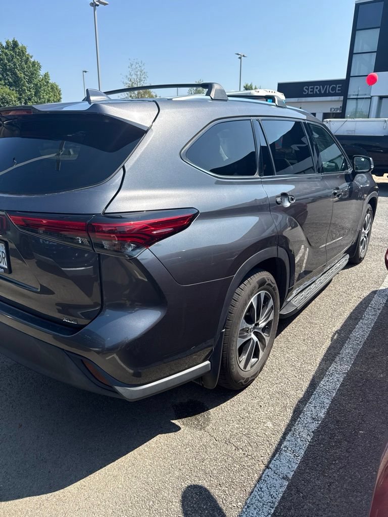 Used 2021 Toyota Highlander XLE FWD image 13