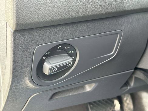 Used 2018 Volkswagen Tiguan SE w/ Panoramic Sunroof Package image 19