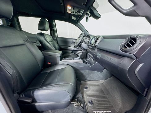 Used 2021 Toyota Tacoma TRD Off-Road w/ TRD Premium Off Road Package image 31