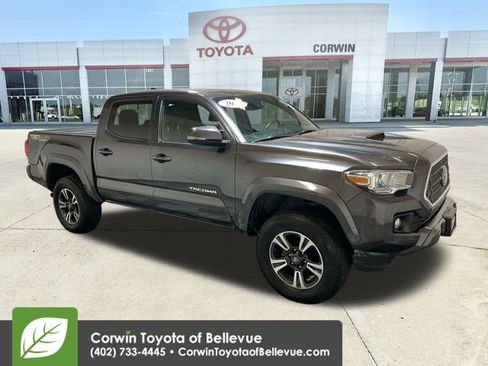 Used 2018 Toyota Tacoma TRD Sport image 2