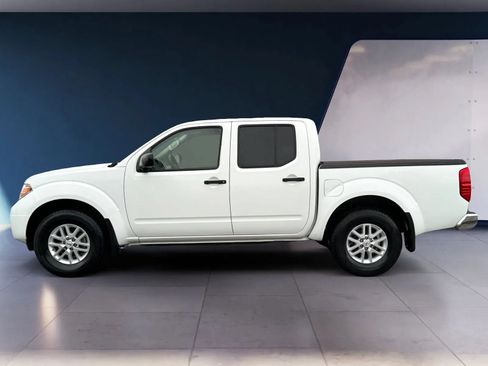 Used 2018 Nissan Frontier SV AWD/4WD image 2
