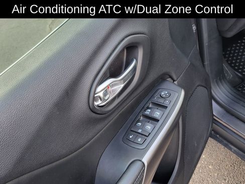 Used 2020 Jeep Cherokee Latitude Plus w/ Comfort/Convenience Group AWD/4WD image 29