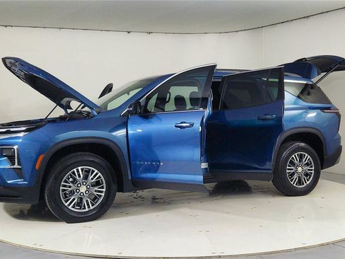 Used 2025 Chevrolet Traverse LT w/ Driver Confidence Package image 10