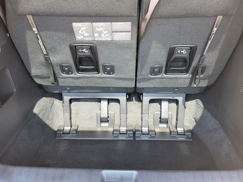Used 2026 Kia Carnival EX FWD image 26