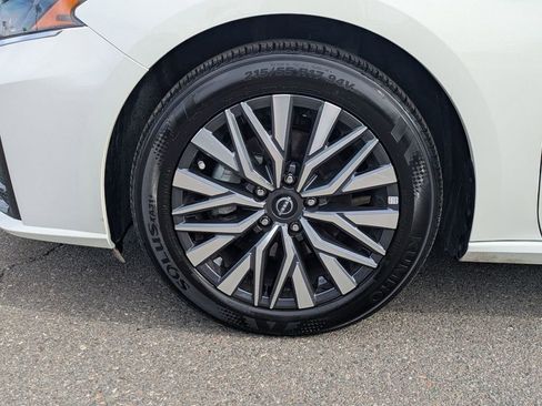 Used 2025 Nissan Altima 2.5 SV FWD image 10