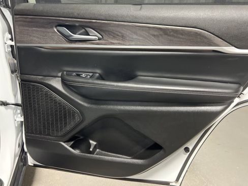 Used 2024 Jeep Grand Cherokee L Limited w/ Luxury Tech Group II image 12