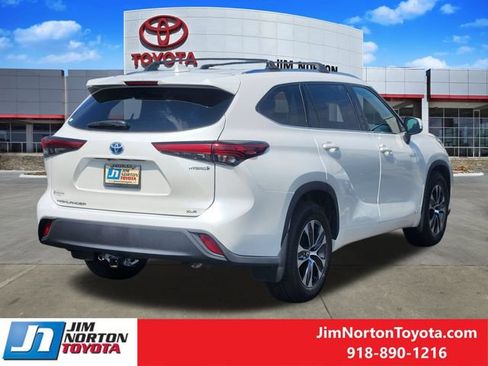 Used 2020 Toyota Highlander XLE AWD/4WD image 5