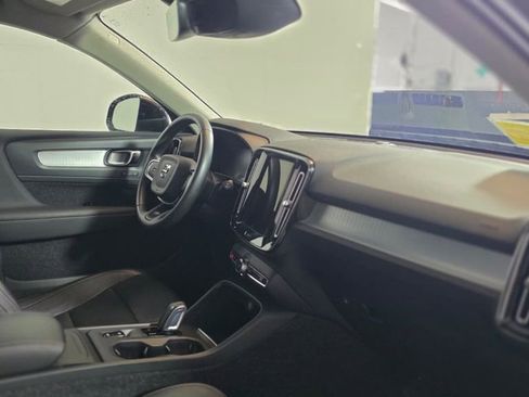 Used 2021 Volvo XC40 T5 Momentum w/ Climate Package image 11
