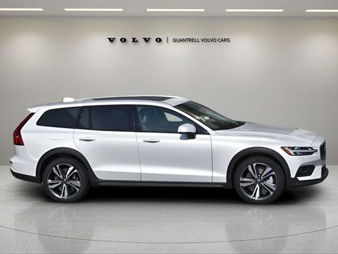 Certified 2026 Volvo V60 B5 Cross Country Plus w/ Protection Package Premier AWD/4WD image 3