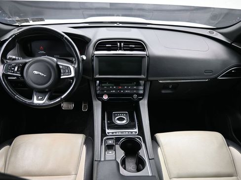 Used 2017 Jaguar F-PACE R-Sport image 23