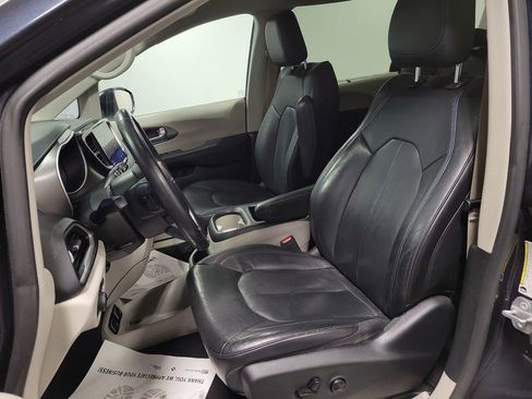 Used 2021 Chrysler Pacifica Touring-L image 13