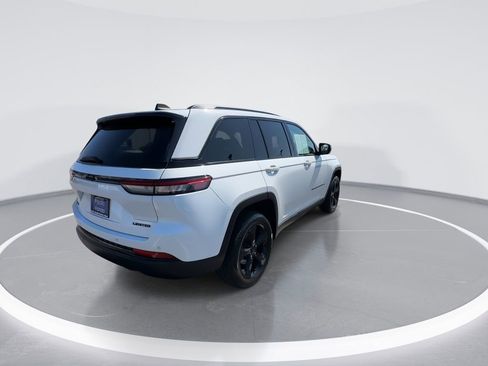 Used 2023 Jeep Grand Cherokee Limited w/ Black Appearance Package image 13