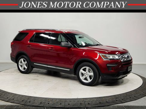 Used 2018 Ford Explorer XLT image 1