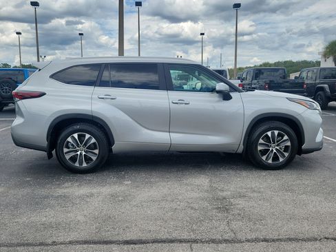 Used 2024 Toyota Highlander XLE FWD image 8