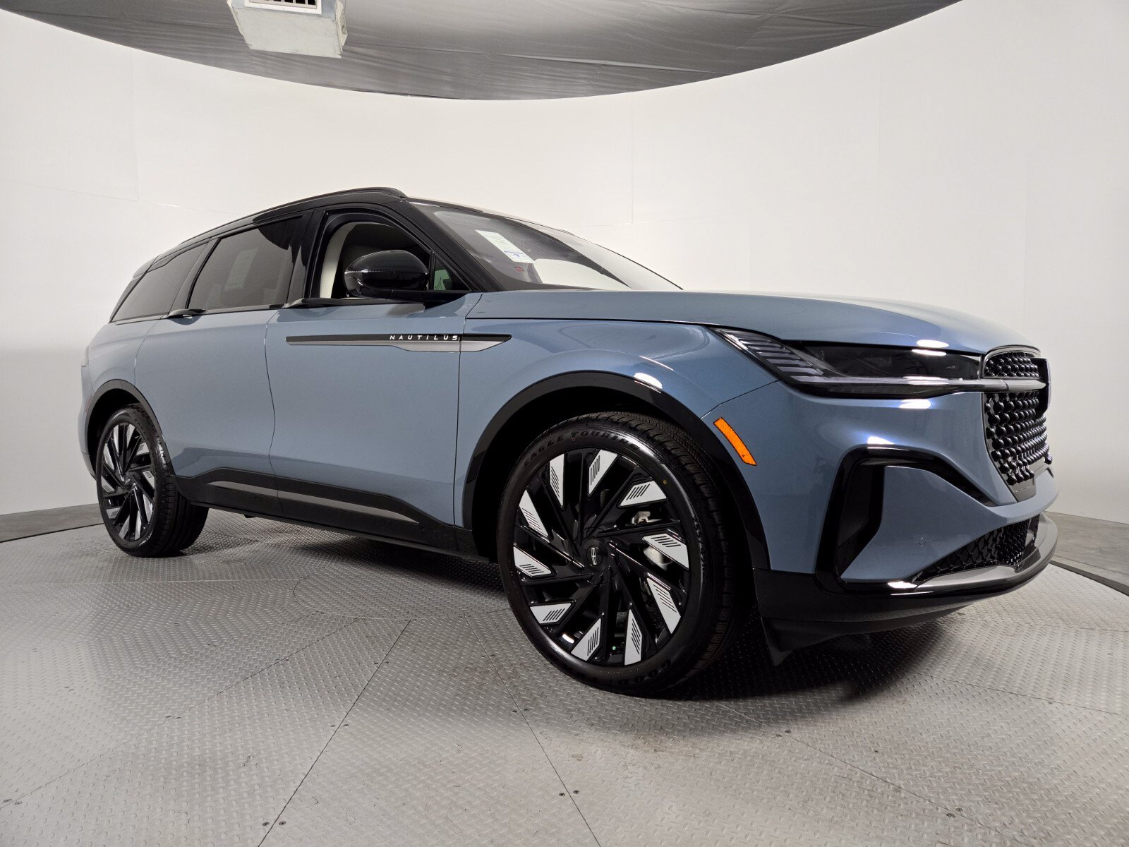 New 2026 Lincoln Nautilus Reserve AWD/4WD image 2