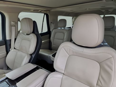 Used 2024 Lincoln Navigator L Reserve AWD/4WD image 11