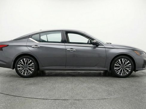 Used 2025 Nissan Altima 2.5 SV image 5