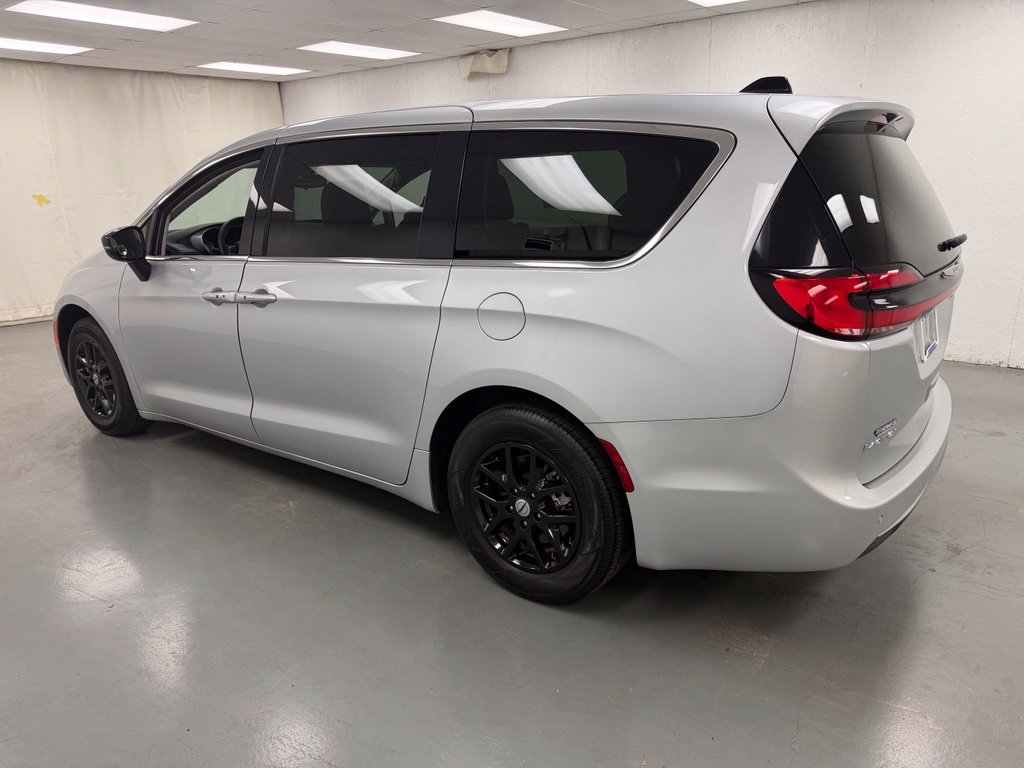Used 2024 Chrysler Pacifica Touring-L FWD image 3