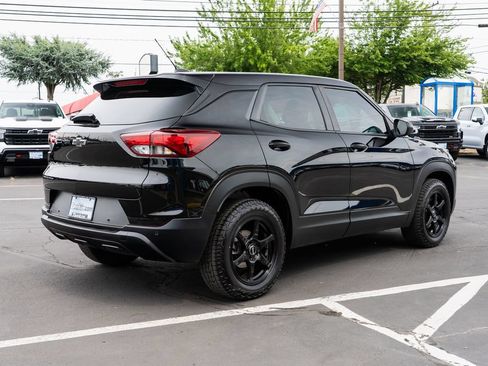 Used 2021 Chevrolet TrailBlazer LS w/ LPO, Blackout Package FWD image 4