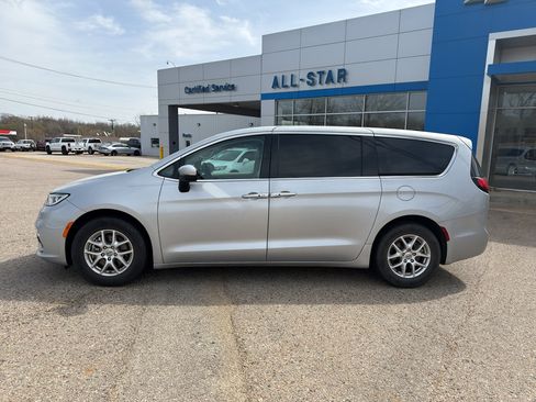 Used 2023 Chrysler Pacifica Touring-L image 2