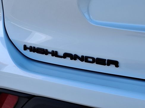 Used 2025 Toyota Highlander LE AWD/4WD image 31