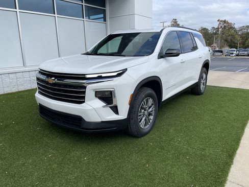 New 2026 Chevrolet Traverse LT image 3