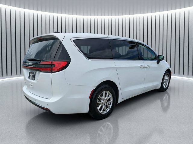 Used 2023 Chrysler Pacifica Touring-L FWD image 4