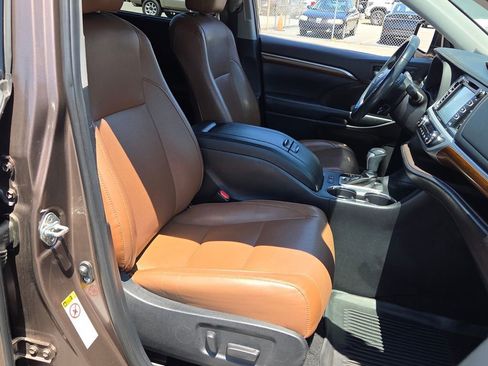 Used 2019 Toyota Highlander Limited FWD image 14
