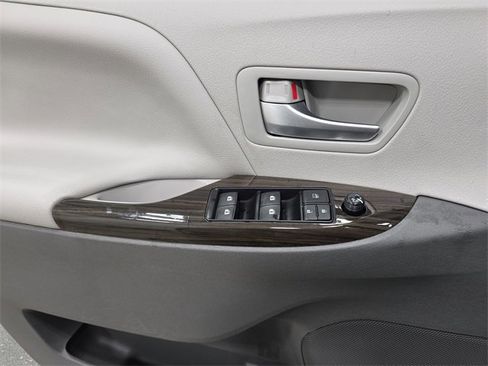 Used 2017 Toyota Sienna XLE Premium image 28
