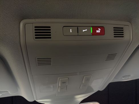 Used 2025 Volkswagen Jetta SE FWD image 24